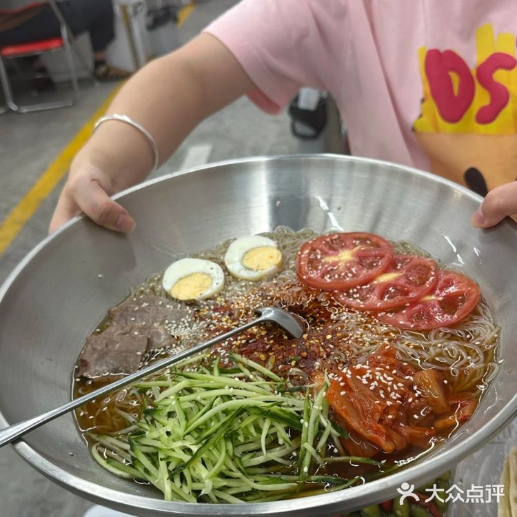 “烟火气中烧烤聚会的乐趣与美味共享”