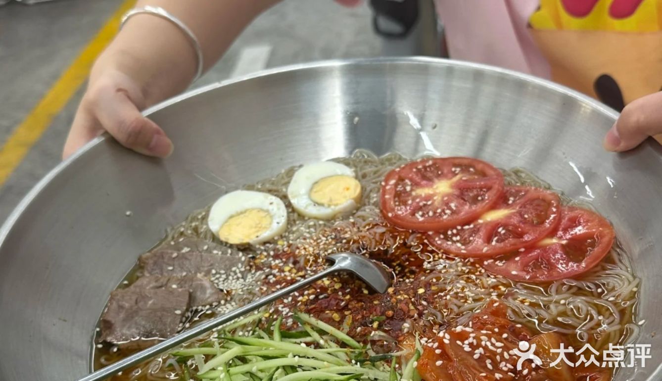 “烟火气中烧烤聚会的乐趣与美味共享”