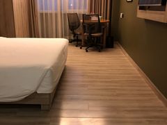 -西安大雁塔科技大学地铁站亚朵酒店