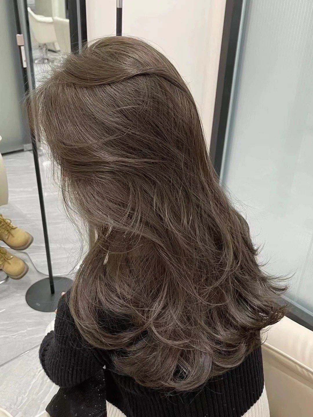 女生长发款造型看