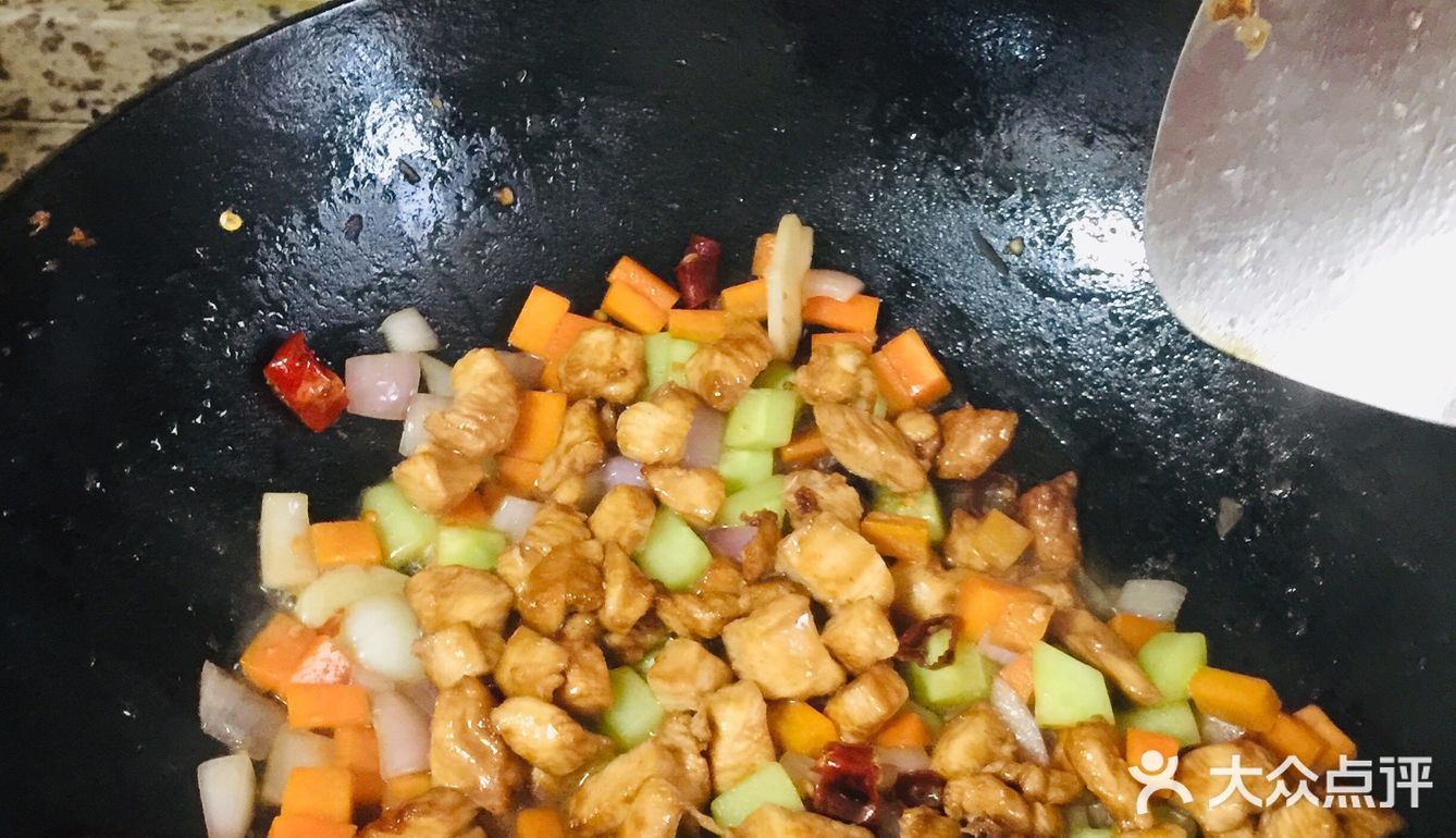 夏季川菜必备的香辣宫保鸡丁