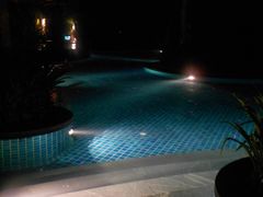 星星点点的泳池夜景-三亚海棠湾万丽度假酒店