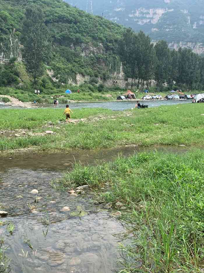 响水湾户外基地"本来挺好的一块儿地方,有山有水,搭自己的.