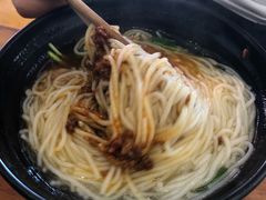 -鸿浩扒猪脚米线