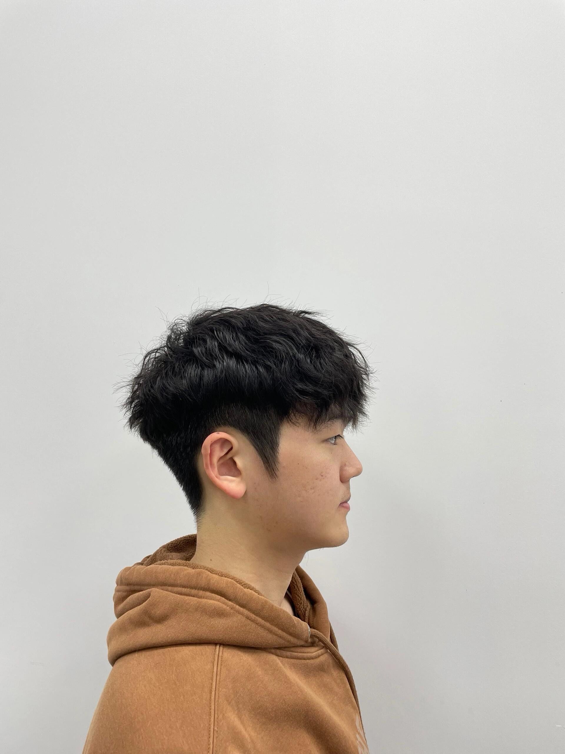 最流行的男生烫发发型分享 发束呈波浪型纹理