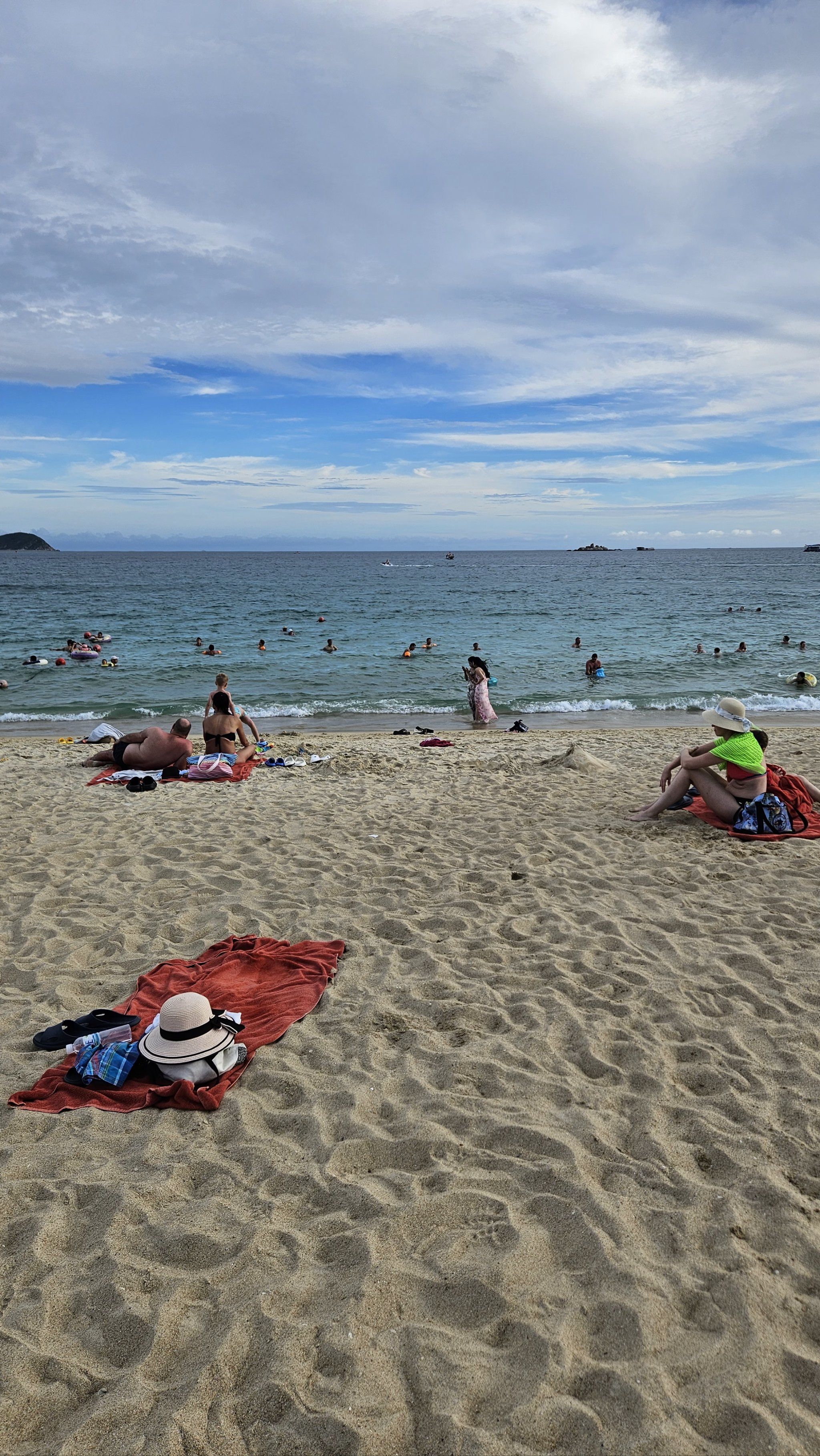天天领红包亚龙湾适合看落日,海水很清,沙滩比三亚湾海棠湾都要细腻