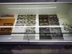 -提一眼镜·蔡司·依视路(小寨店)