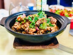 砂锅蛤蜊炒鸡-王家大院美食村