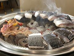 -围炉肉舍•炭烤活鳗•丹东海鲜烤肉(步行街店)