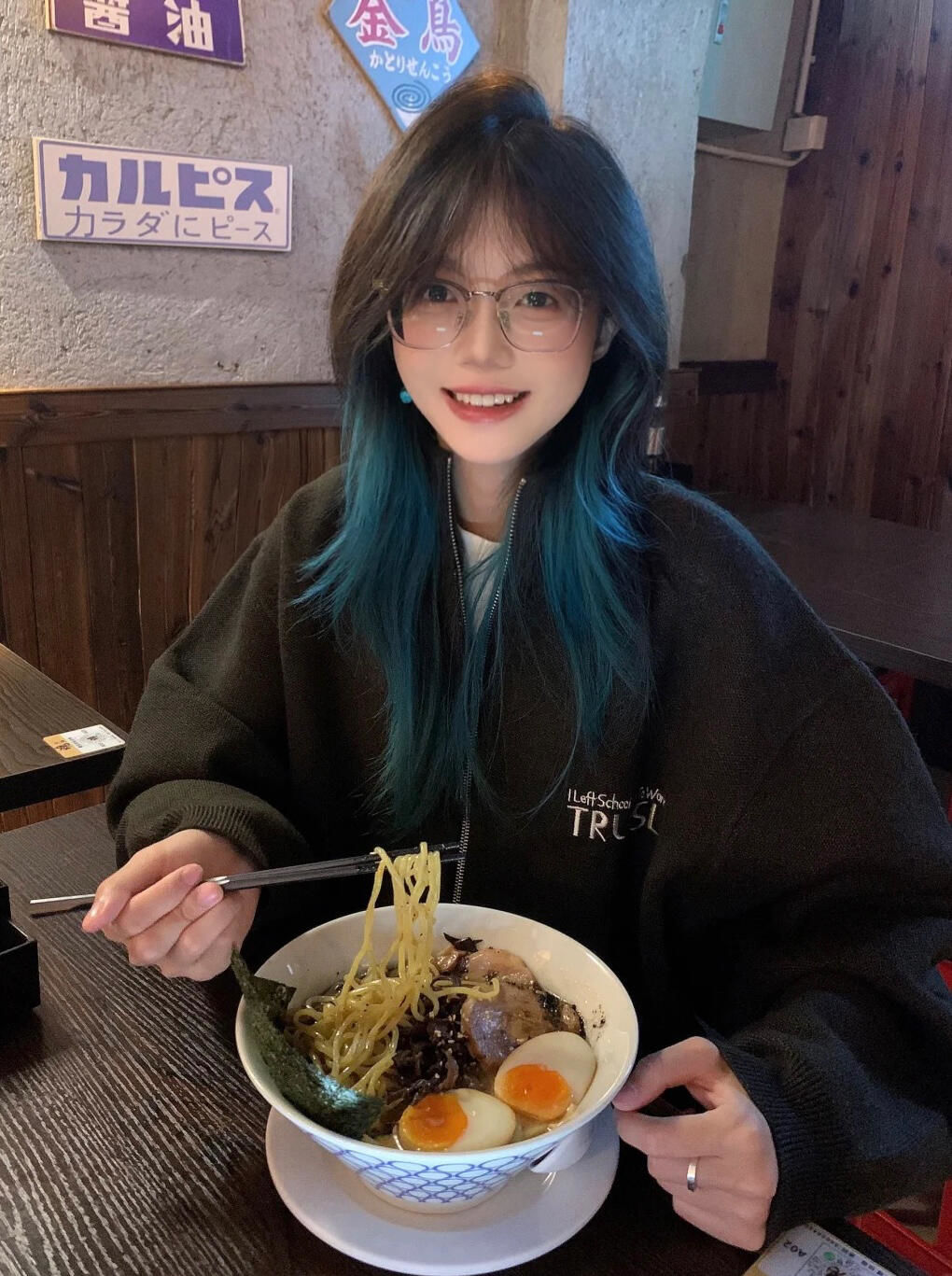 鲻鱼头染上梦幻蓝调