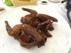 金牌红烧乳鸽-维多利亚大酒店·雅园中餐厅