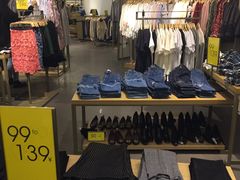 -URBAN REVIVO(高德置地广场·春广场店)
