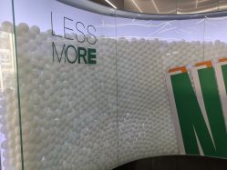 -LESSMORE科技头皮理容中心