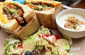 Beef Sandwich with Yogurt Salad