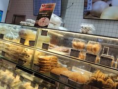面包甜点陈列柜-白玉兰食品甜凤店(合生汇店)