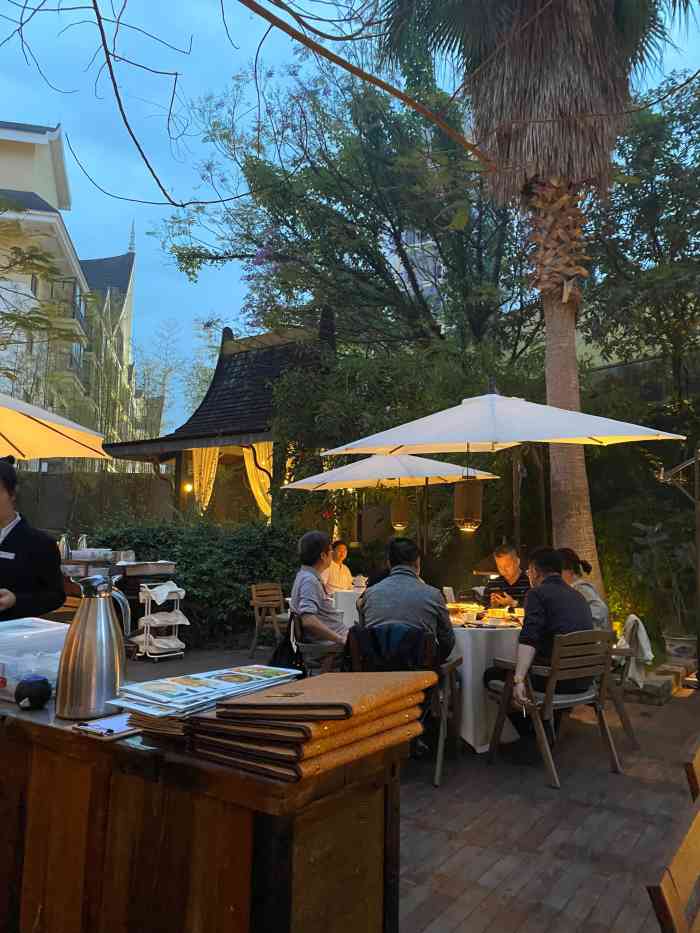 乌布花园餐厅(印尼园店)-"[薄荷]环境:去过生日 选在户外吃 还.