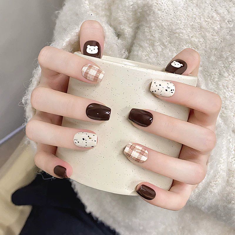 云皙格纹小熊穿戴甲秋冬款高级感纯手工光疗美甲