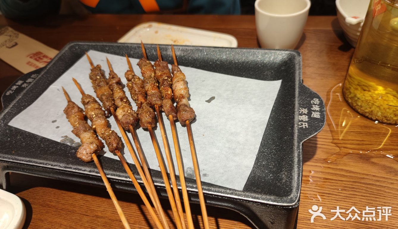 孩子都感觉挺好吃。肉筋和羊肉串加起来点了十几个