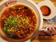 招牌红烧牛肉米粉-呷佬·长沙手工米粉(金沙江路店)