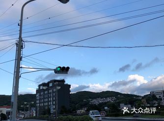 旅馆顶层的露天浴场极尽享受，悉听海浪，仰望星光