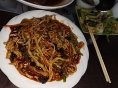 鱼香肉丝-金卯白肉罩火烧
