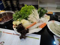 套餐中的蔬菜拼盘和主食-呷哺呷哺(新世界百货望京店)
