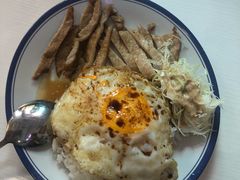 猪颈排鸡蛋扒饭-食运茶餐厅(文化宫店)