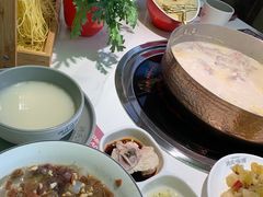 -洪氏嗨捞·广东猪肚鸡·椰子鸡火锅(西咸万象城店)