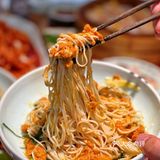 暑假来上海必打卡的蟹黄面