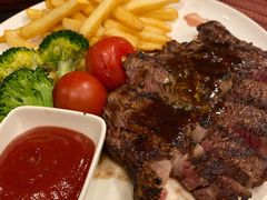 碳烤肉眼牛排及秘制牛排汁-WOLFGANG PUCK KITCHEN & BAR(迪士尼小镇店)