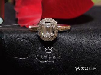 前几天去逛街,想看看钻戒,没有什么心仪的品牌
