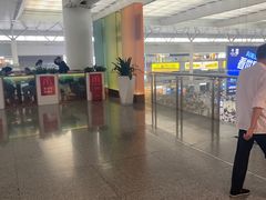 -麦当劳(上海虹桥站30B检票口楼上)