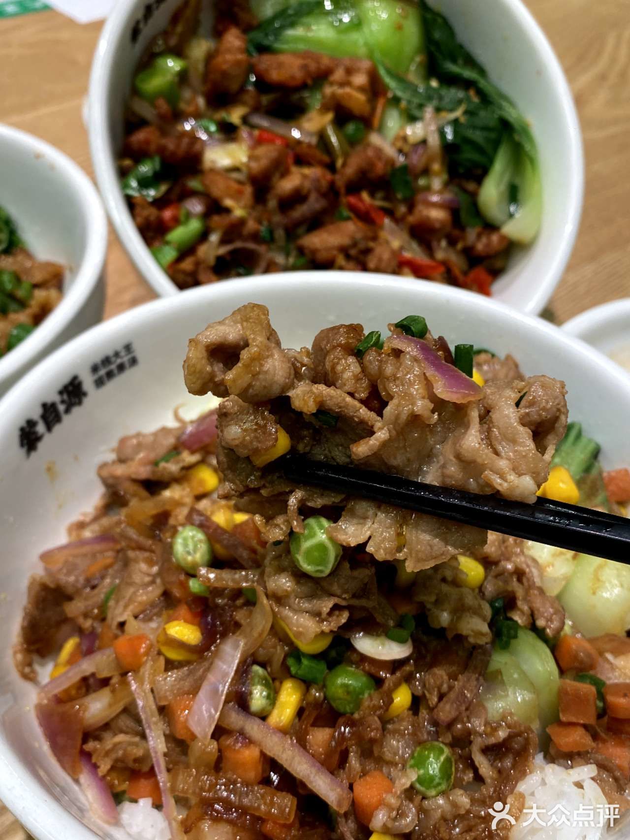 "探秘蒙自源，享受美食之旅！🍜🍲"  
