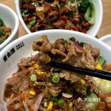 "探秘蒙自源，享受美食之旅！🍜🍲"  