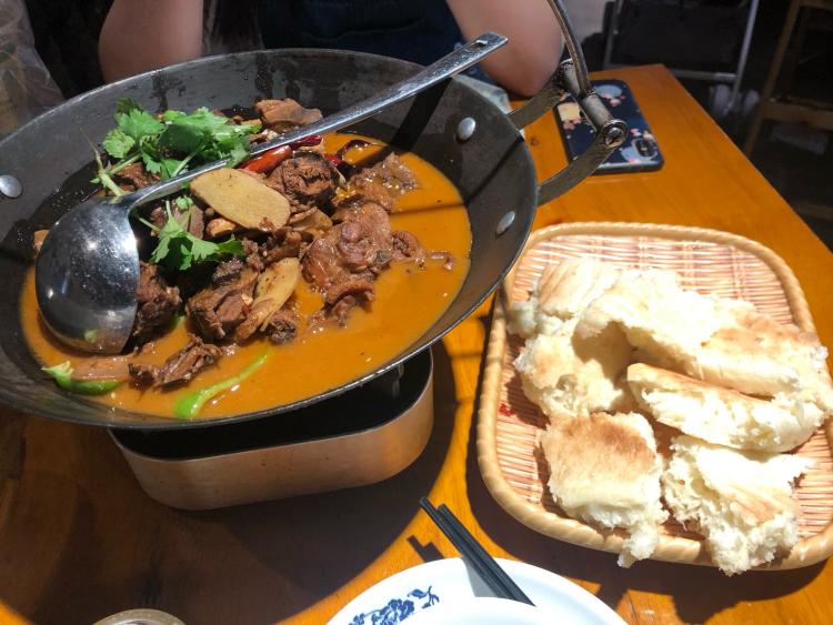 创意城8楼,恩施土家族风格的装修,需要装修哦～ 吊锅鸭,赠送一份饼