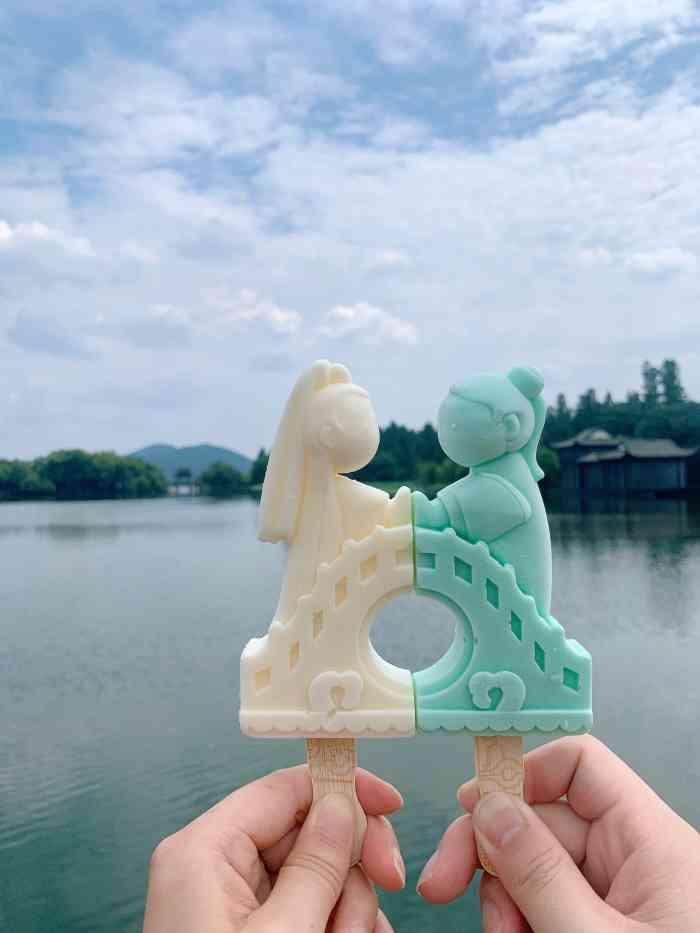 西湖景区的冷饮店超级有爱啊有各种主题的断桥相会棒冰哈哈真是充满了