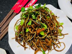 豆腐丝拌香椿苗-俏巴妹烤鱼香锅(奥体店)