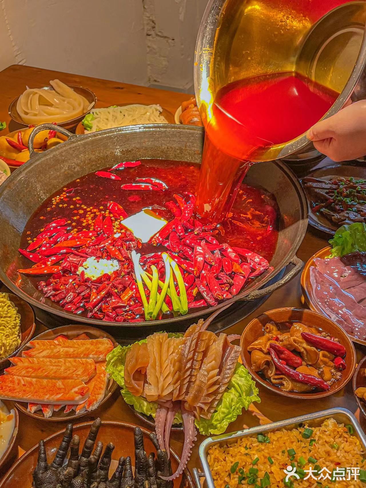 来重庆一定要吃“小破楼火锅”！便宜巨好吃！