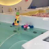 到泳池戏水来咯~