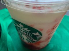 草莓酸奶星冰乐-星巴克(海口美兰机场分店)