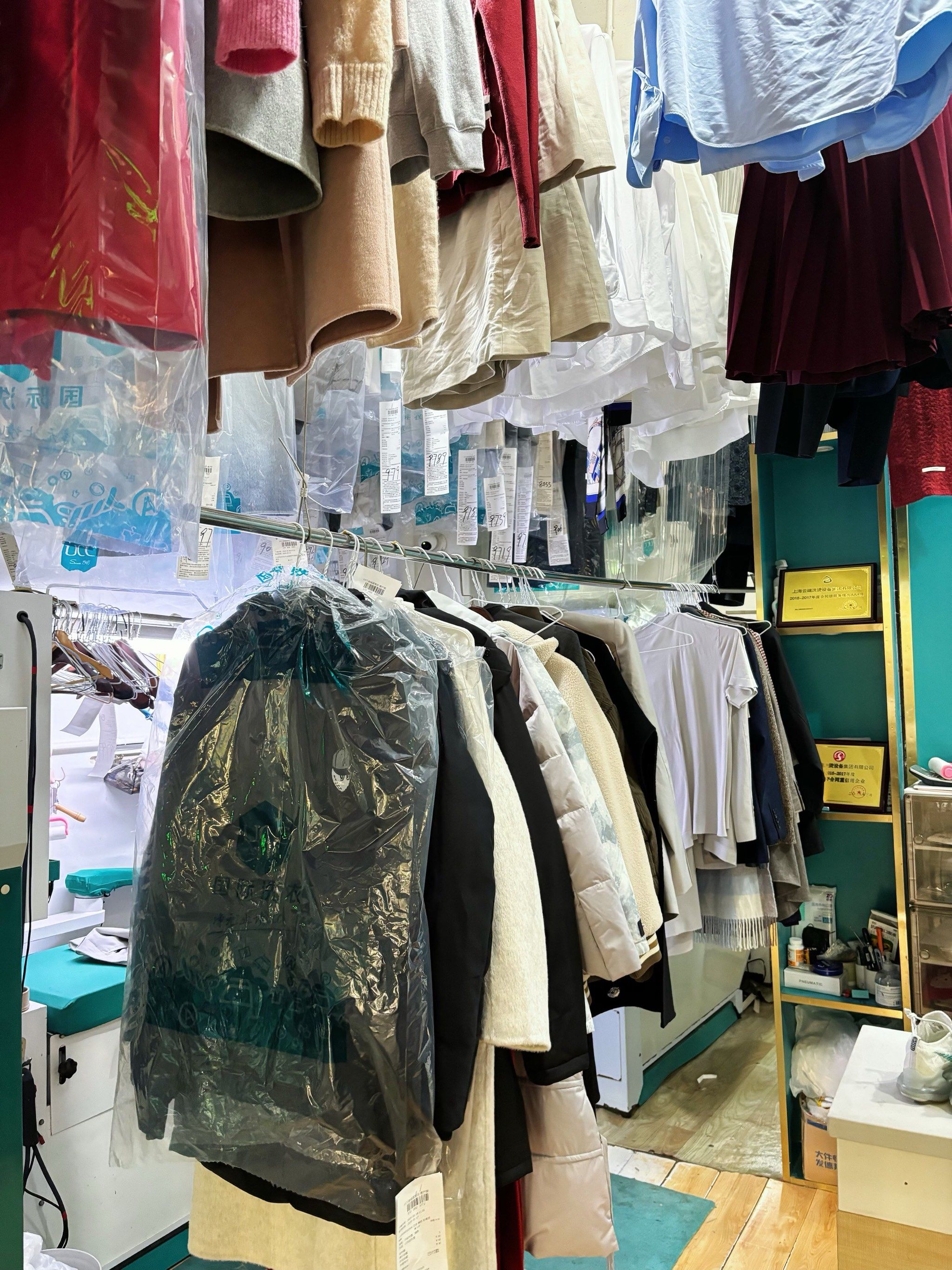 一到冬天,家里的大衣,鞋子啥的,直接一股脑儿送到这家干洗店👚等洗