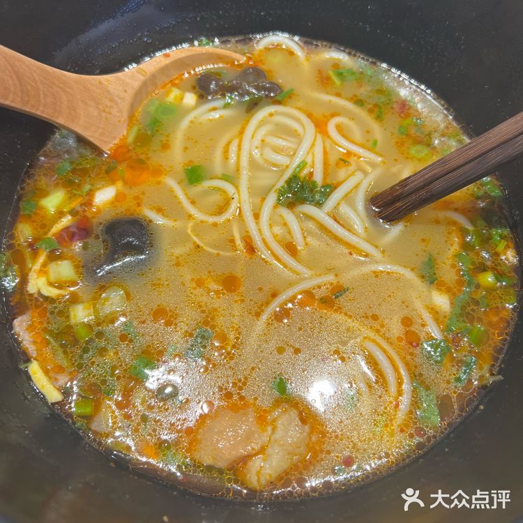 正好孩子6点上课，我们去解决晚饭。满满一大碗的牛肉汤