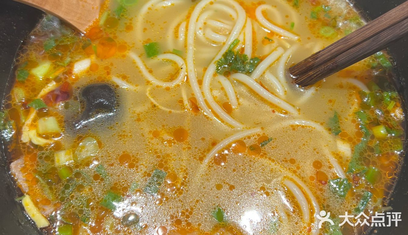 正好孩子6点上课，我们去解决晚饭。满满一大碗的牛肉汤