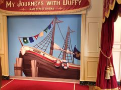 -小镇影院迪士尼小熊Duffy与他的朋友合影地