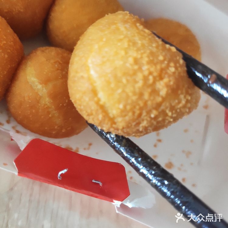 里面是紫色的芋泥，吃起来口感还是非常不错的