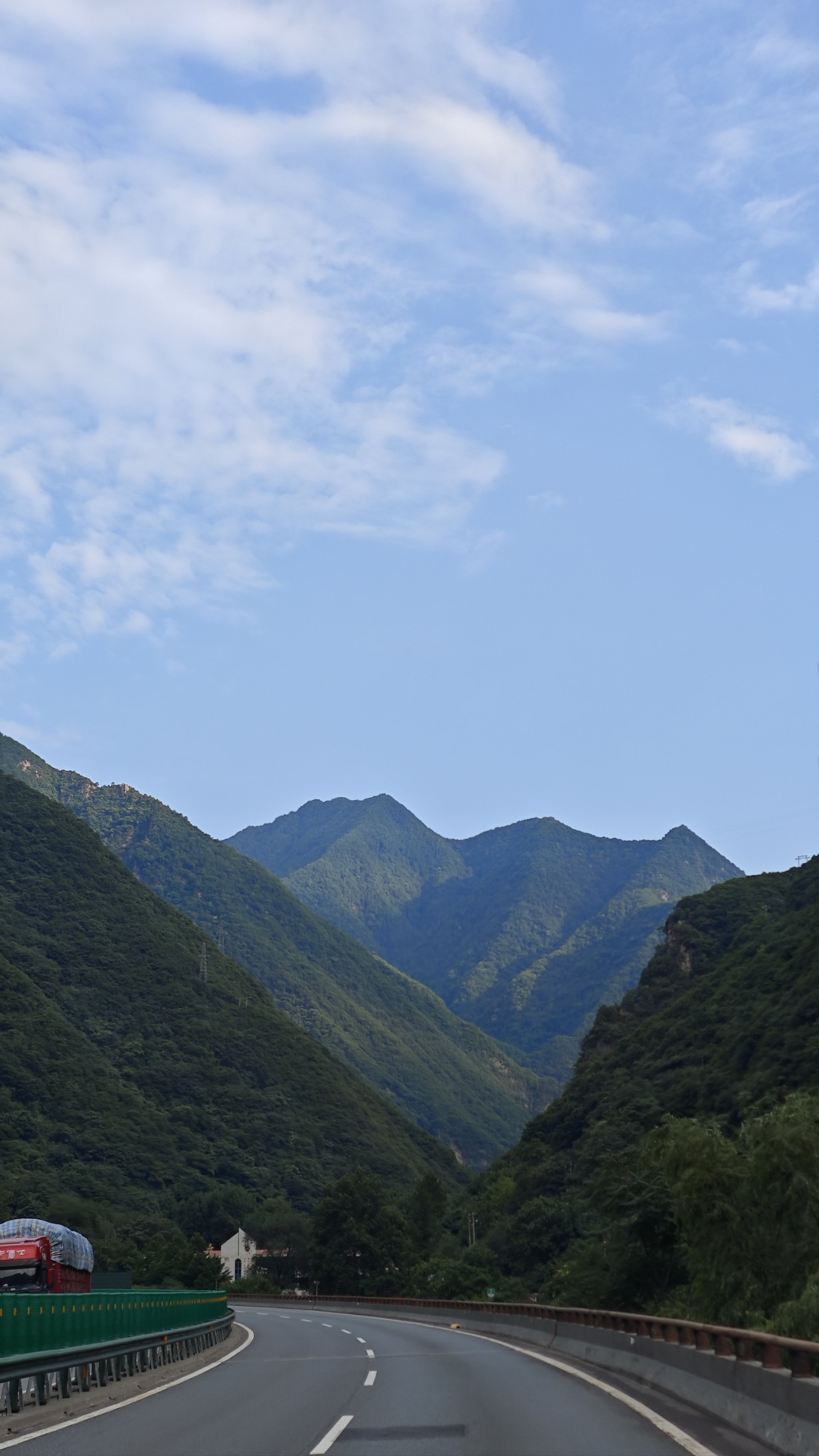 山峦重重图片