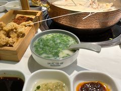 鲜美的浓汤-洪氏嗨捞·广东猪肚鸡·椰子鸡火锅(西咸万象城店)