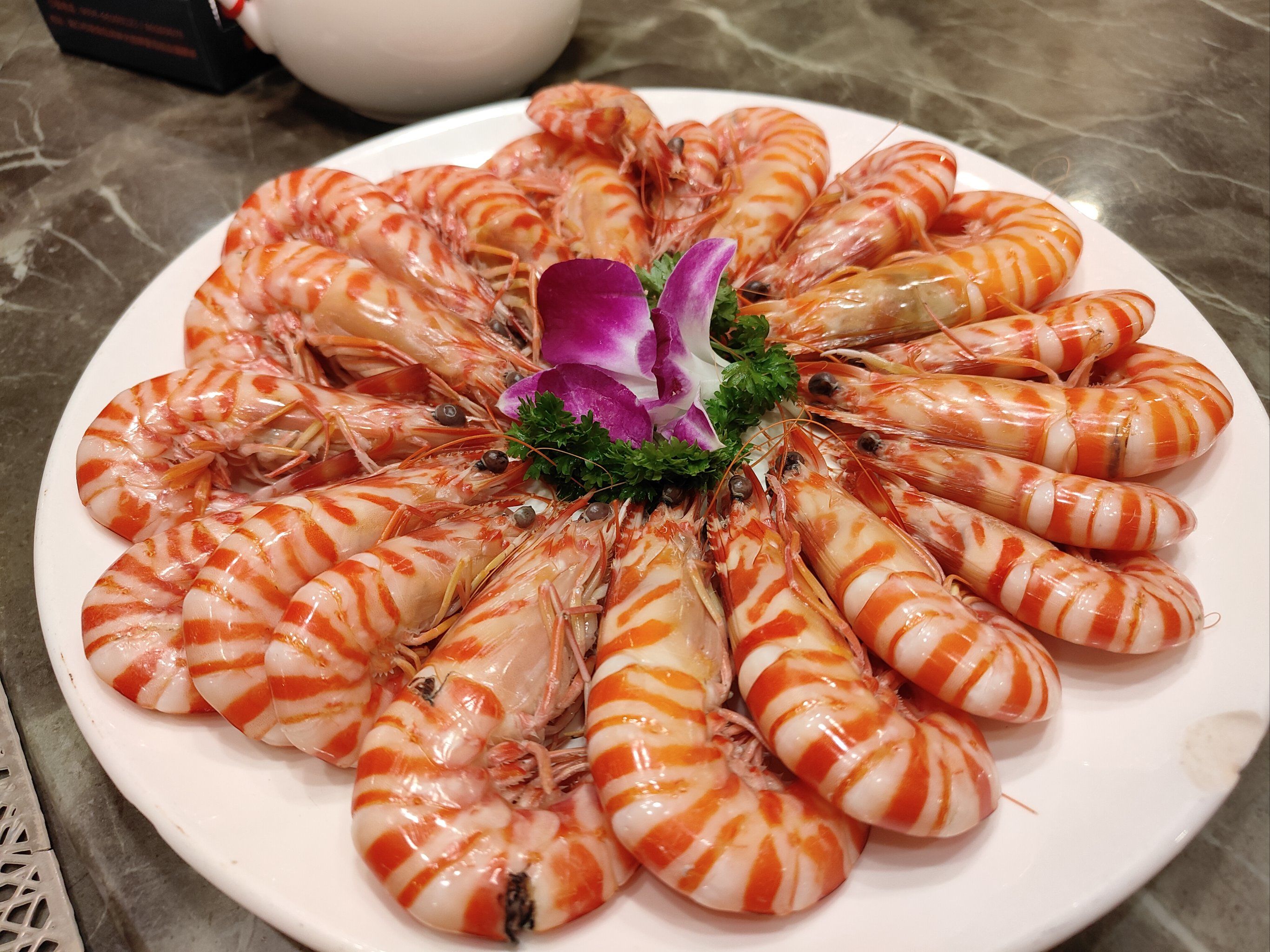 n白灼斑节虾真是鲜甜啊,手忙脚乱的转两圈没了