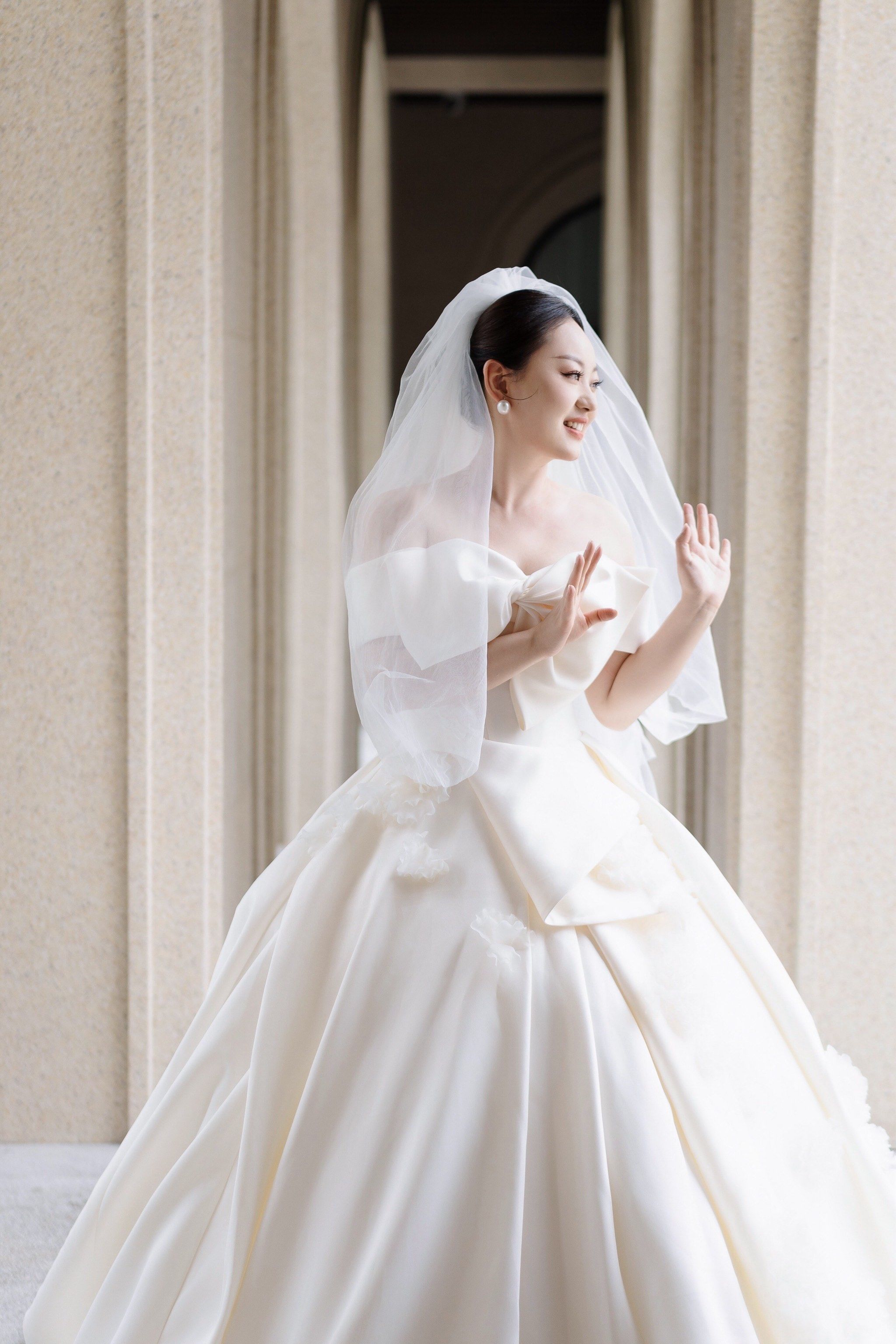 缎面婚纱户外婚礼实拍