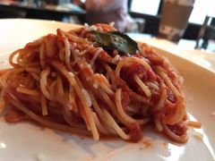 经典意大利细面配蒜味番茄酱-WOLFGANG PUCK KITCHEN & BAR(迪士尼小镇店)
